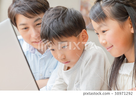 使用計算機的家庭父親爸爸姐妹兄弟學習用餐廚房生活方式家庭作業分配小學學生 38971292