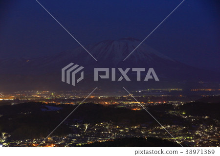 岩山和夜景 38971369