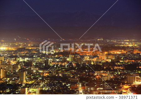 岩山和夜景 38971371