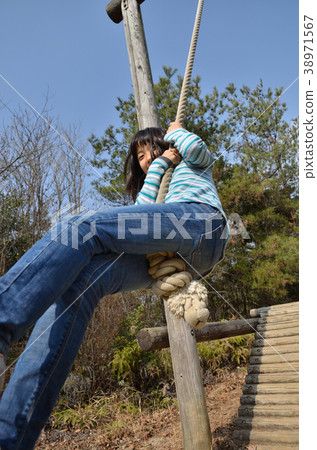 女孩在玩公園遊樂設備 38971567