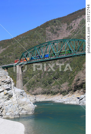 旅遊列車穿越Oboke的第2個吉野川橋“四國小圓千禧故事” 38972744