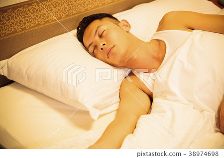 酒店男人睡覺 38974698