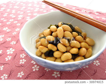可口煮沸的米用大豆和裙帶菜 38974815