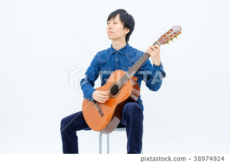 男人彈古典吉他 男人彈古典吉他 38974924