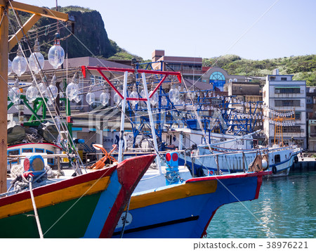 Fish light on fishing boat Fish light on fishing boat 38976221