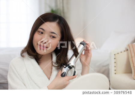 Women who hair set 38976548