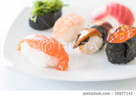 mixed sushi set 38977142