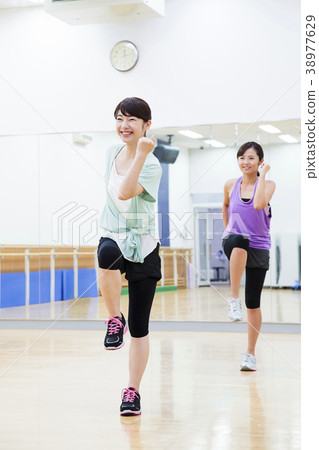 有氧運動健身健美操健身房婦女行使 38977629