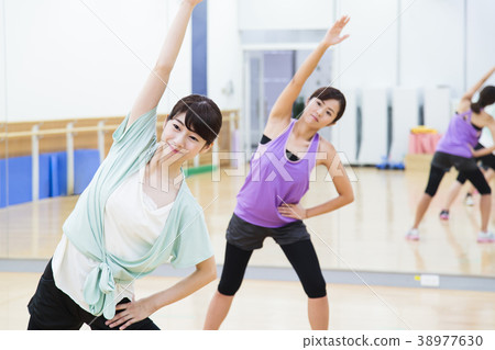 有氧運動健身健美操健身房婦女行使 有氧運動健身健美操健身房婦女行使 38977630