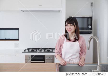 一個女人站在廚房裡 一個女人站在廚房裡 38980529