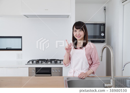 一個女人站在廚房裡 一個女人站在廚房裡 38980530