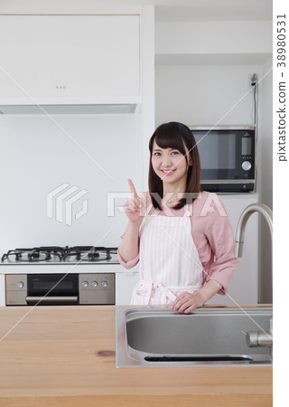 一個女人站在廚房裡 一個女人站在廚房裡 38980531