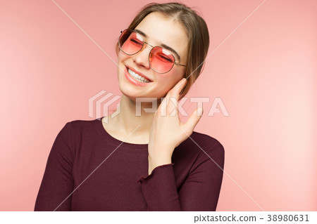 Woman smiling with perfect smile and white teeth 38980631