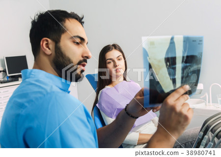 Doctor Demonstrates X-ray 38980741