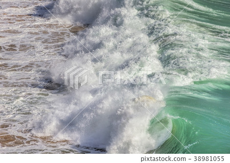 Storm wind and wave of the waves in Sagres Algarve 38981055