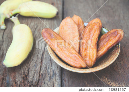 Dried banana, Dried fruit on wooden table 38981267