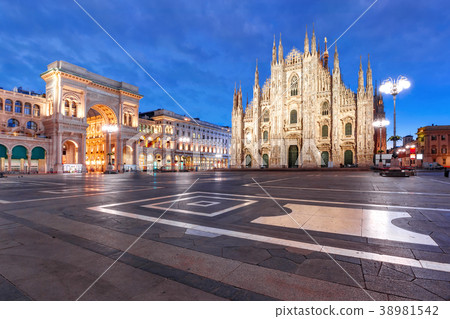 Panorama of night Piazza del Duomo in Milan, Italy Panorama of night Piazza del Duomo in Milan, Italy 38981542