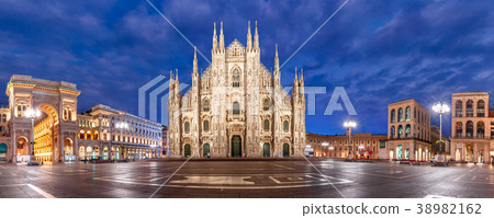Night Piazza del Duomo in Milan, Italy 38982162