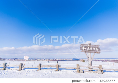 從北海道札幌Hitsujigaoka天文台的雪場面在冬天 38982277