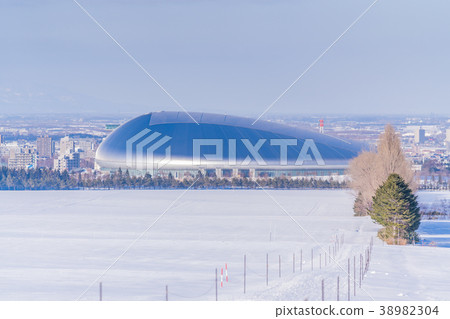 從北海道札幌Hitsujigaoka天文台的雪場面在冬天 從北海道札幌Hitsujigaoka天文台的雪場面在冬天 38982304