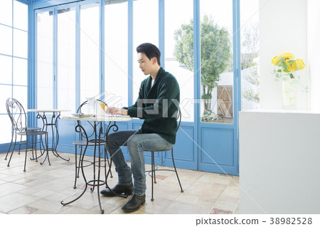 30多歲男性在咖啡館 38982528