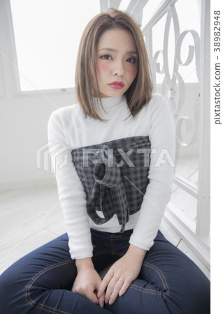 Straight Bob style woman Straight Bob style woman 38982948