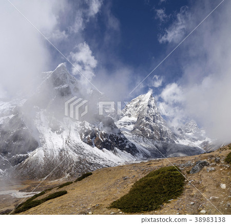 Pheriche valley with Taboche and cholatse peaks 38983138