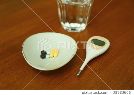 溫度計,藥物和水 溫度計,藥物和水 38983606