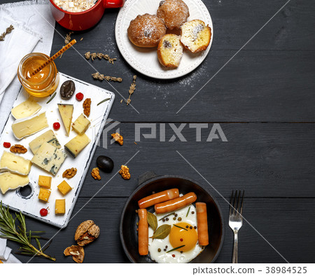 fried egg and sausages 38984525