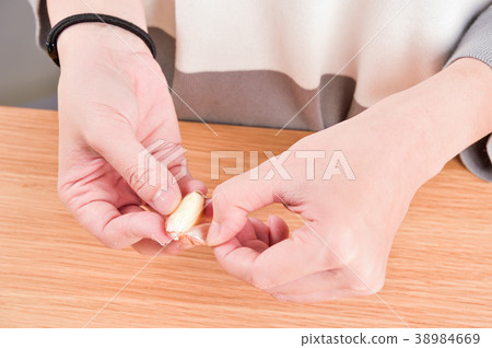 Garlic, garlic, garlic, garlic crust, rind, three cups, scented, roasted, fried Garlic, garlic, garlic, garlic crust, rind, three cups, scented, roasted, fried 38984669