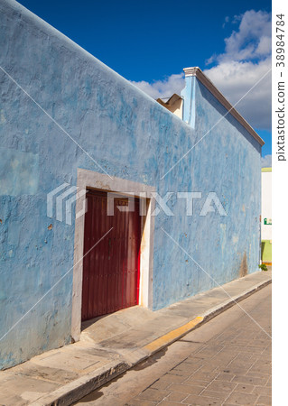 Typical colonial street in Campeche, Mexico. 38984784
