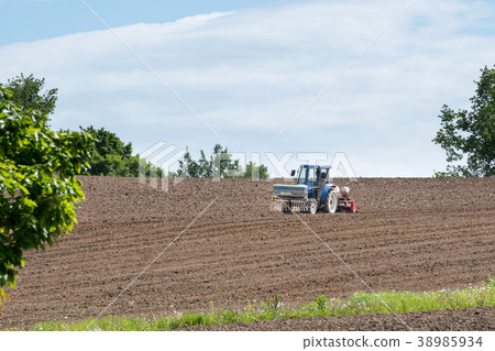 Tractor working in the field / Image of Hokkaido Bieicho 38985934