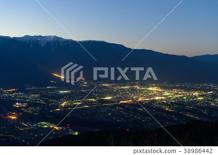 长野中央阿尔卑斯山和驹根市的夜景 图库照片