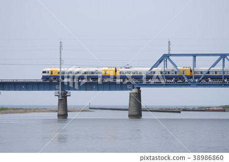 Series Sazanami No. 255 going through the iron bridge of Kamiso Pass 38986860