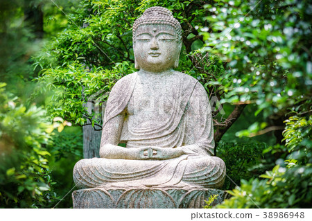 Buddha statue in the garden 38986948