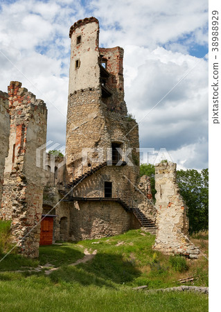 ruins of renaissance castle Zviretice 38988929