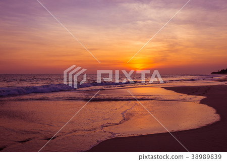 Landscape of sunset on the beach 38989839