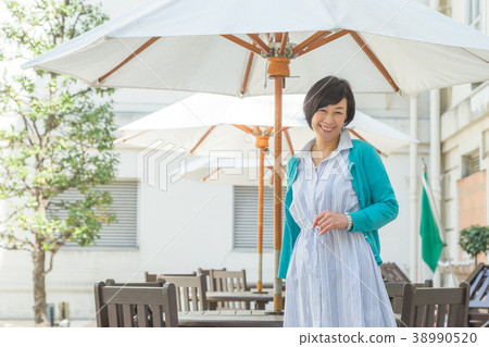 早上我們住在新大酒店作為情侶。在沒有人的庭院裡 38990520