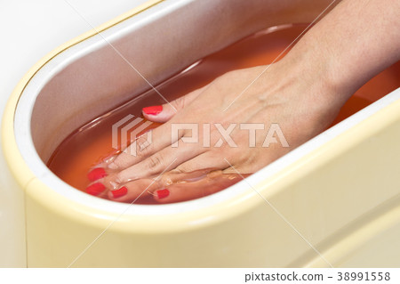 Process paraffin treatment of female hands in beau 38991558