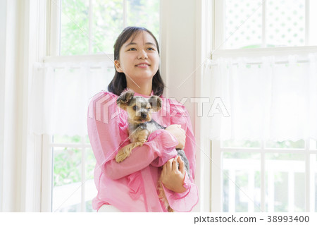 拿著約克夏狗的女孩 38993400