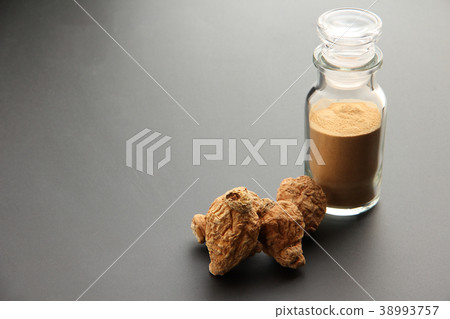 瑪卡根和瑪咖粉在一個罐子裡 38993757