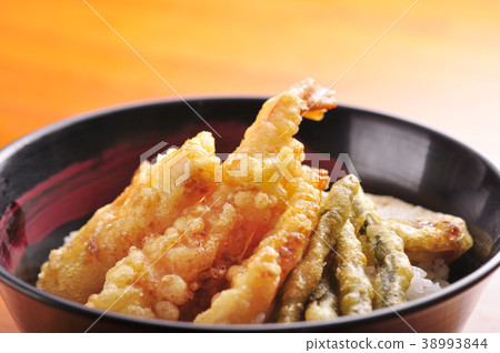 Bowl of rice and fried fish 38993844