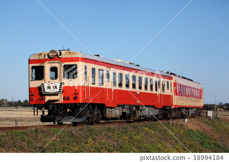 Izumi Railway JNR color Kiha 52和Kiha 28在堤岸上運行2013.12 / 28 38994184