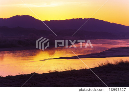 在Kakuda附近的Abukuma河的早晨燒傷 在Kakuda附近的Abukuma河的早晨燒傷 38995827