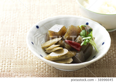 用牛蒡和魔芋炒熟 用牛蒡和魔芋炒熟 38996645