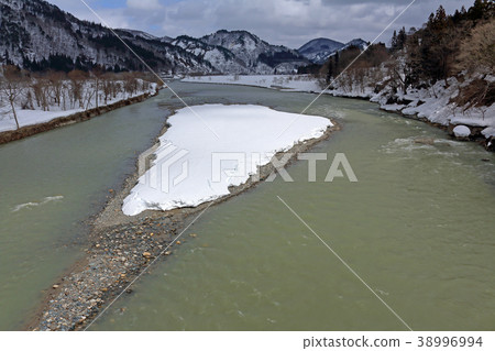 Melting snow from the Inan River Shiomi Town Kameoka Bridge Melting snow from the Inan River Shiomi Town Kameoka Bridge 38996994