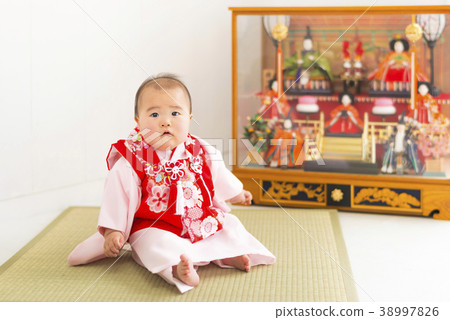 Girls' first season 38997826