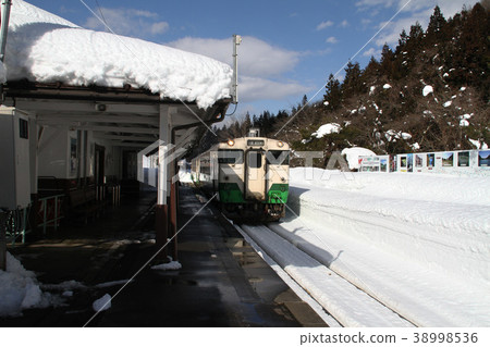 Tadami線Aizu Yanatsu站的雪景 38998536