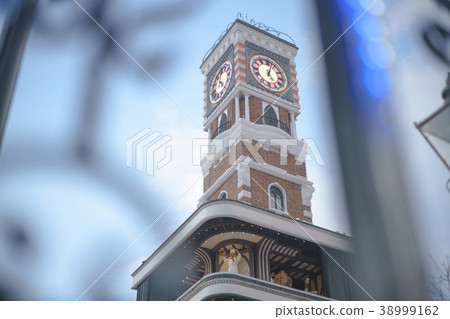 Clock tower of white sweetheart park 38999162