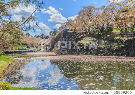 Landscape of Hirosaki Castle after the Tenshu move in spring 38999200